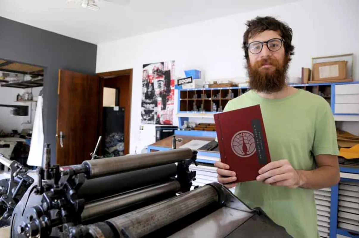 Felipe Melhado, editor do livro que foi produzido de modo artesanal numa antiga impressora Heidelberg