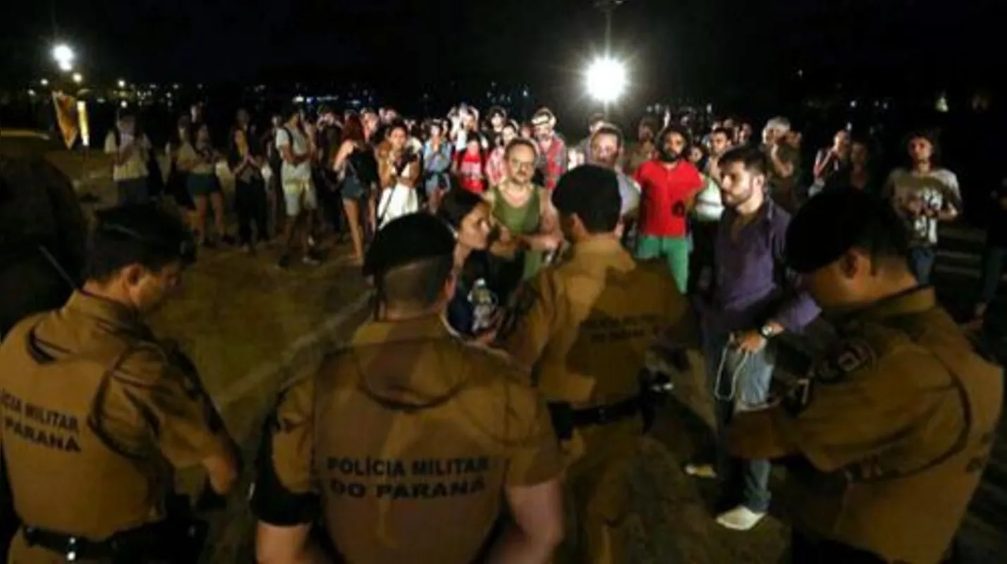 Público faz cordão de isolamento para impedir prisão do artista Maikon K em Londrina