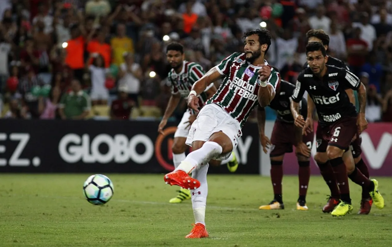 Imagem ilustrativa da imagem Perfeito nos pênaltis pelo Fluminense, Dourado garante: 'Fico nervoso em todos'