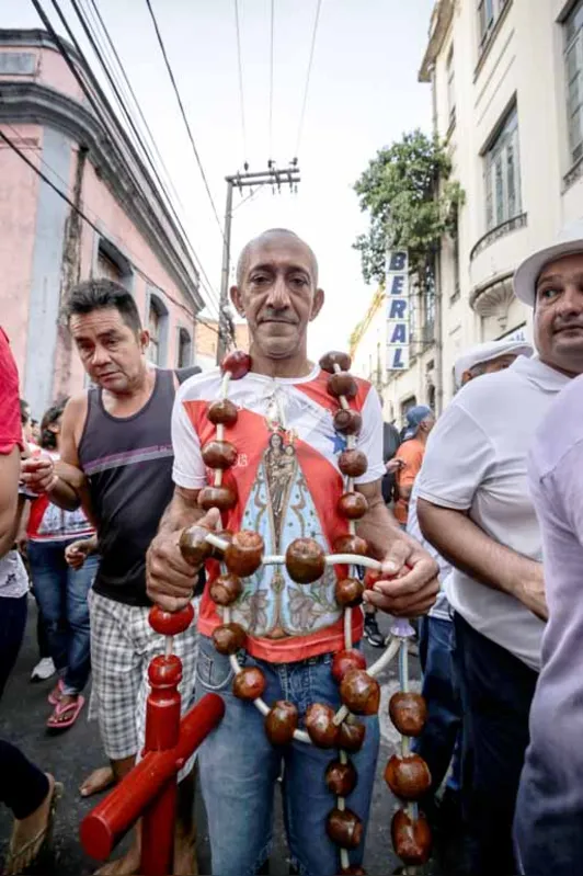 Pedro da Conceição Silva, 52, pagou promessa pela recuperação da saúde da esposa carregando um terço de 15 quilos feito de coco de babaçu: "Foi um milagre"