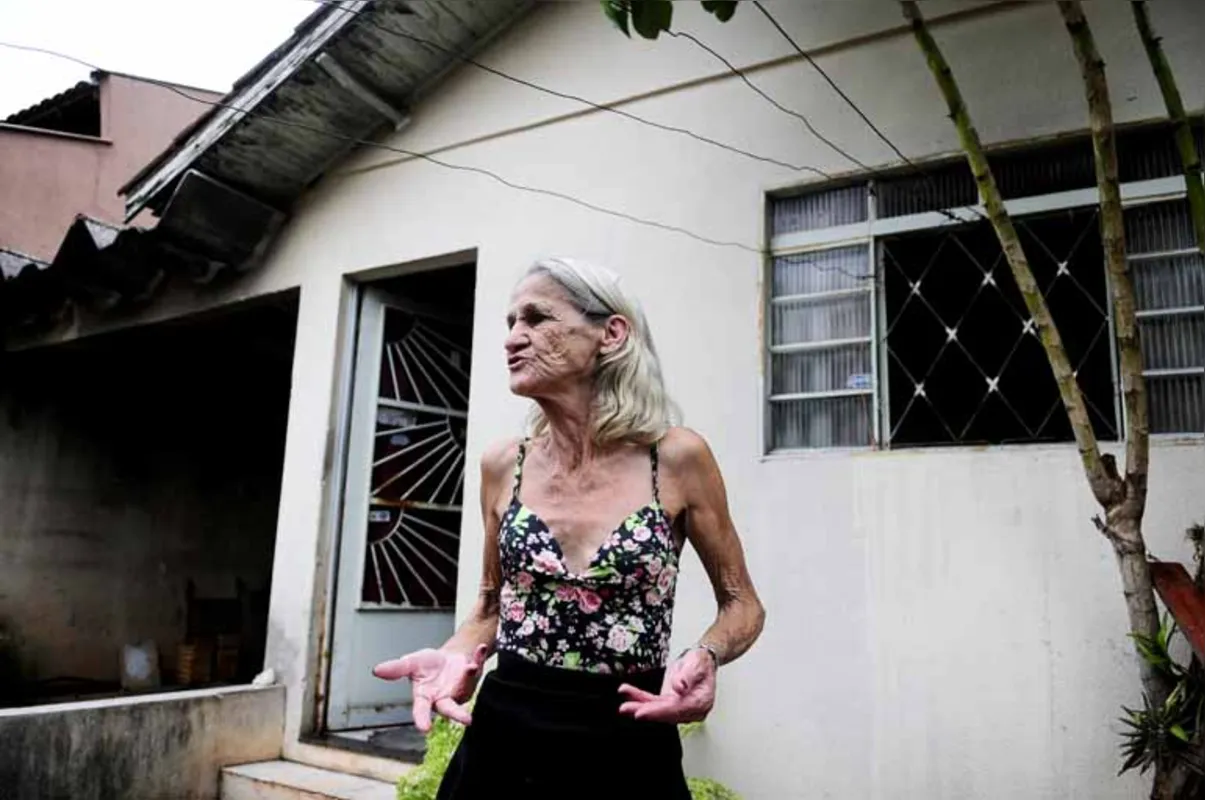 "Já deixei cinco talões de água em atraso, faltou comida. Dói, mas é verdade", lamenta a dona de casa Ilda Elena dos Santos