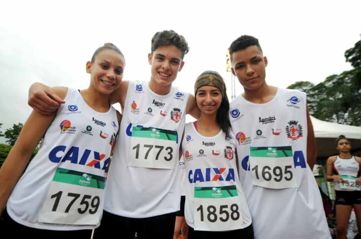 A equipe londrinense do 4x400 metros misto fechou a competição também com quebra de recorde com 3 minutos e 45 segundos