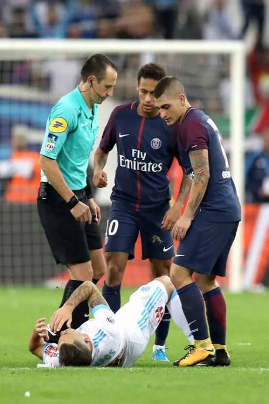 Neymar marcou o primeiro do PSG, mas foi expulso no segundo tempo após se envolver em confusão com um rival