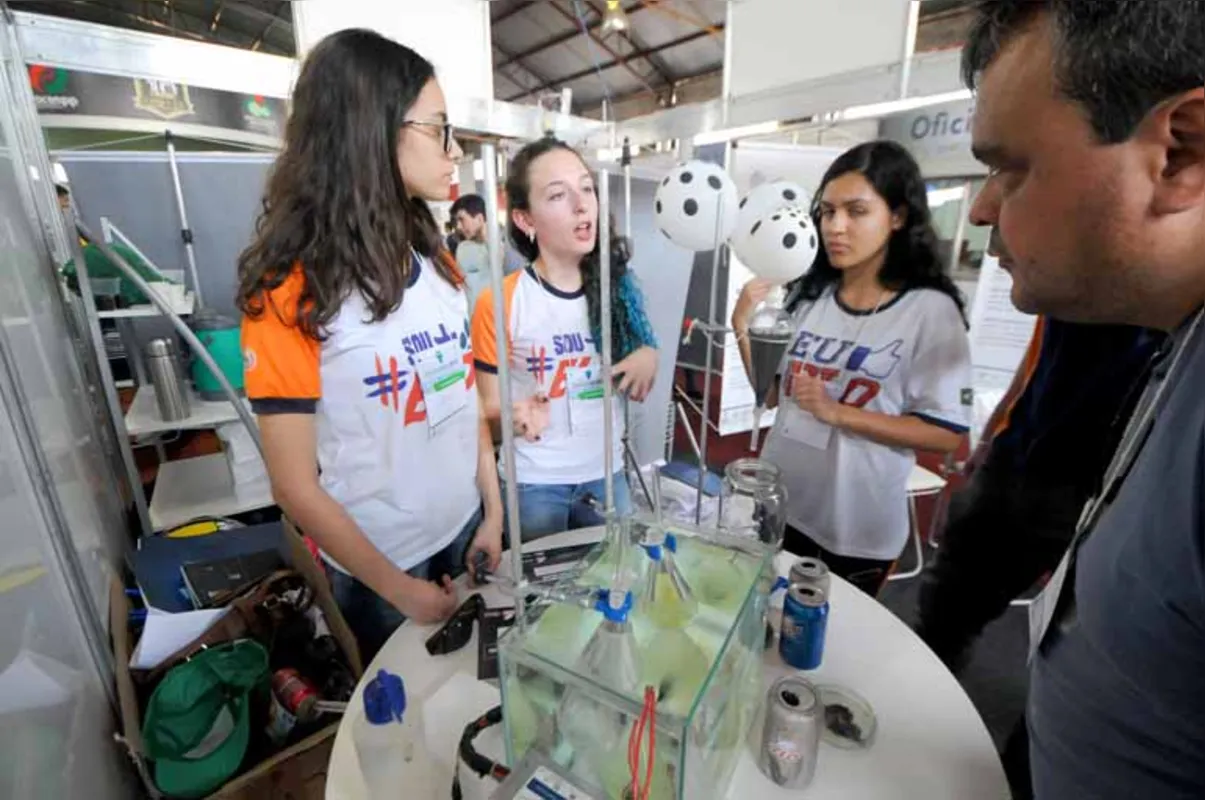 Jovens estudantes participaram de palestras, oficinas, minicursos, competição de robótica e meet ups