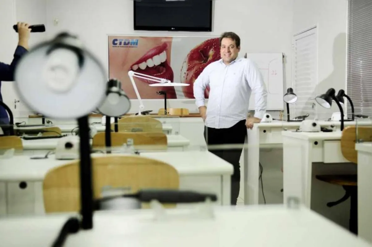 O protético Mário Serpeloni resolveu empreender na área e fundou empresa especializada em protéses