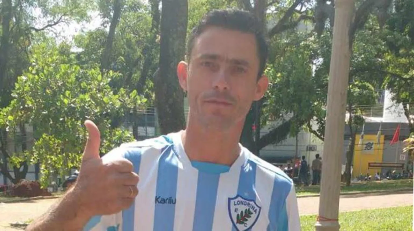 Florisvaldo, que estava trabalhando na hora do jogo, tratou de desfilar com a camiseta do LEC pelo Calçadão