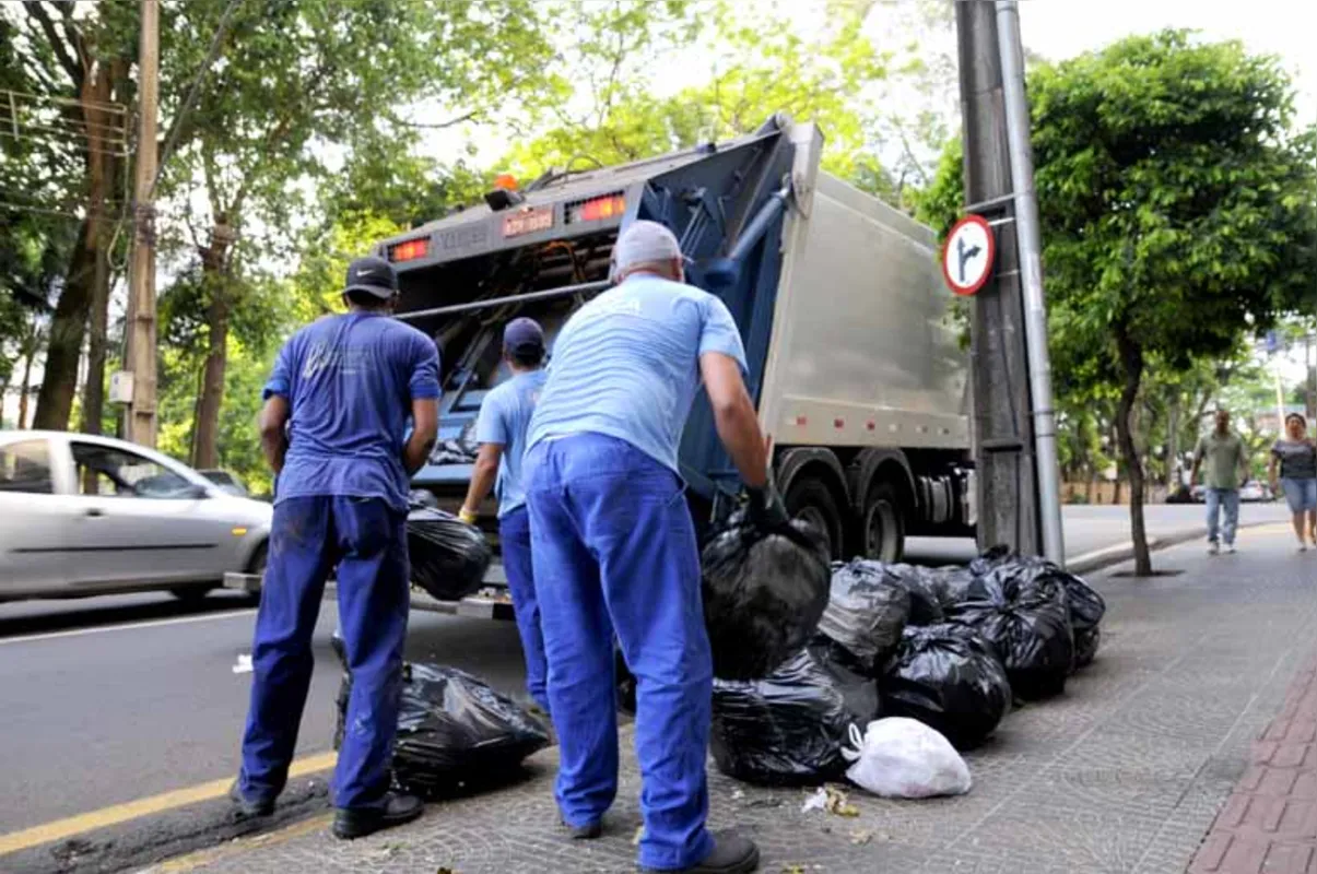 Quatro caminhões da Kurica foram às ruas na tarde de quinta para coletar o lixo acumulado na área central