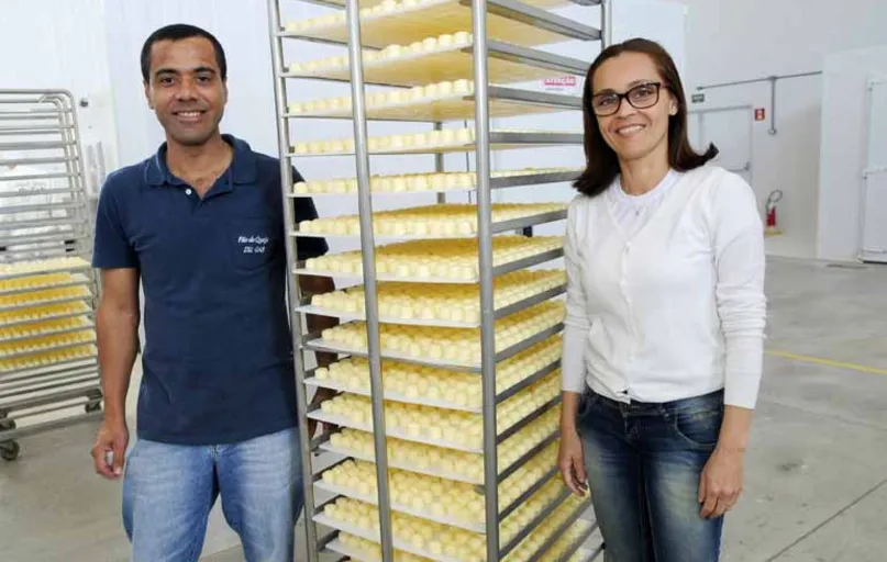 Edivaldo e Patrícia Pires: ex-professores hoje produzem 50 mil quilos de pães e massa por mês