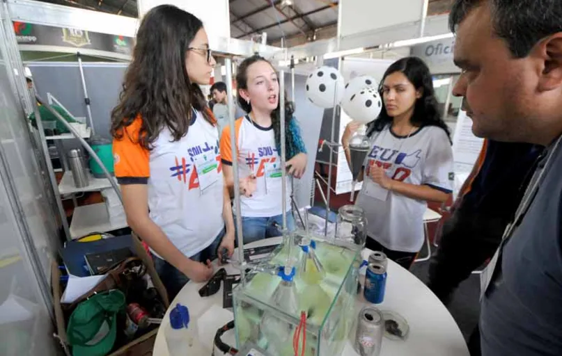 Jovens estudantes participaram de palestras, oficinas, minicursos, competição de robótica e meet ups