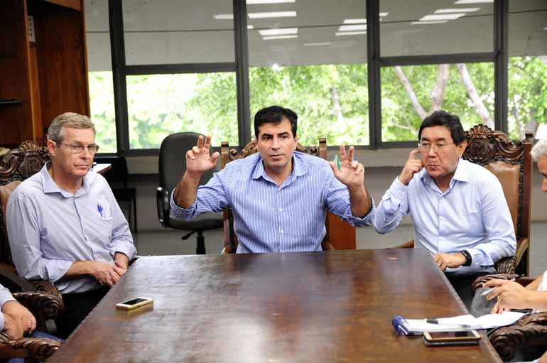 O novo presidente Hans Muller, o prefeito Belinati, e o ex-presidente da Sercomtel, Luiz Carlos Adati
