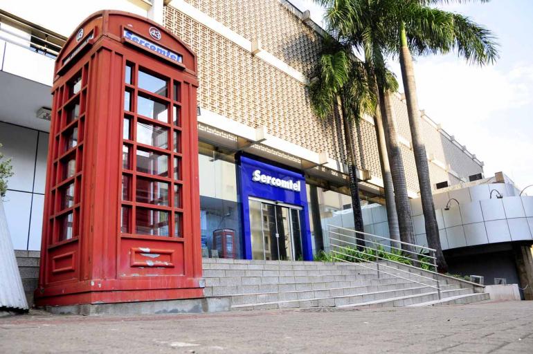 Prefeitura, lideranças empresariais e trabalhadores fazem um ato, em apoio à Sercomtel, nesta terça-feira