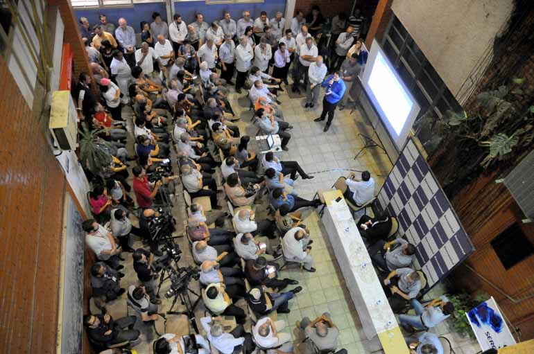 Cerca de 300 pessoas participaram da reunião na sede da companhia
