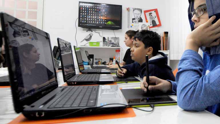 Fotos: Anderson Coelho - Francisco Pellicano, 10 (ao meio), cursa desenho digital, assim como Heloísa Novacki, 8 (abaixo): processo lento, com várias etapas Fotos: Anderson Coelho - Francisco Pellicano, 10 (ao meio), cursa desenho digital, assim como Heloísa Novacki, 8 (abaixo): processo lento, com várias etapas