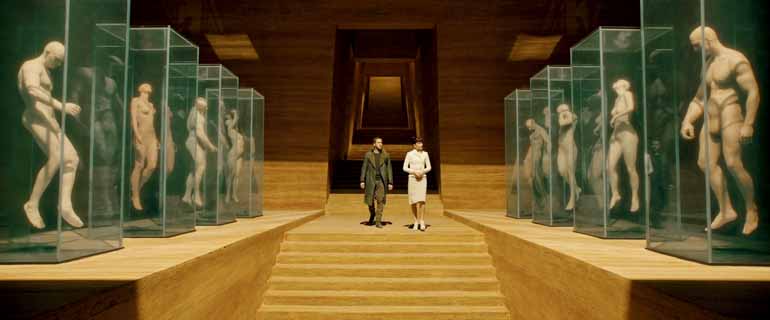 ‘Blade Runner 2049’: o choque entre os velhos modelos de replicantes rebeldes e os novos, úteis às necessidades do sistema, fica bem claro desde o início ‘Blade Runner 2049’: o choque entre os velhos modelos de replicantes rebeldes e os novos, úteis às necessidades do sistema, fica bem claro desde o início
