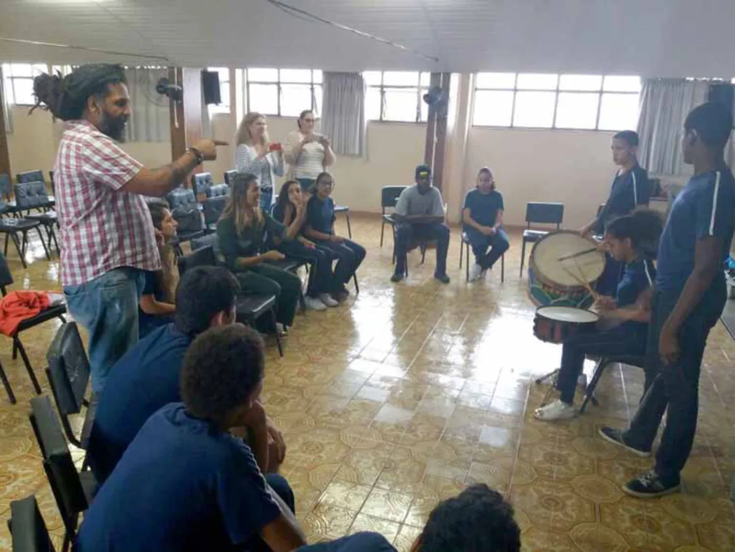 Irton Silva com os alunos do Iles: apresentação nesta terça é resultado de oficina com deficientes auditivos