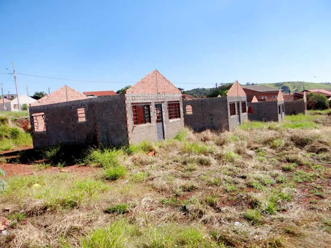 Obras no Conjunto Habitacional Álvaro de Abreu foram iniciadas em 2014; acordo entre município e famílias impediu ocupação das casas