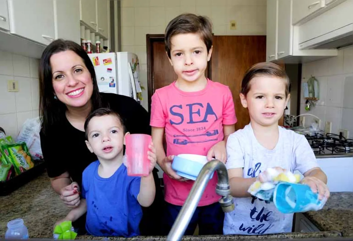 A psicóloga Clarissa Morales Rando e os filhos André, 2, Pedro, 6, e Mateus, 3: tarefas da casa introduzidas no dia a dia. Veja vídeo utilizando a tecnologia da Realidade Aumentada