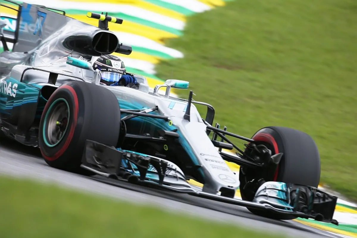 Imagem ilustrativa da imagem Hamilton larga em último após batida e Bottas crava pole no GP do Brasil