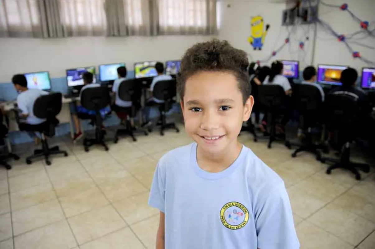 Aluno do 5º ano da Escola Hélvio Esteves, Pedro Henrique de Sousa se distrai com jogos e aprende sobre computadores na sala de informática