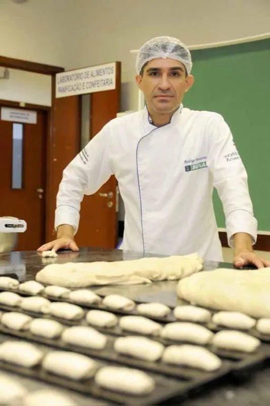 Rodrigo Bernardes, professor do curso de panificação e confeitaria do Senai: "Cada pão tem sua identidade". Veja vídeo utilizando a tecnologia da Realidade Aumentada
