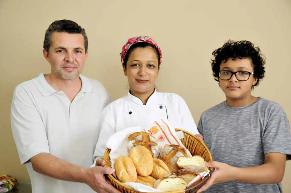 Sandra e Ronaldo Silva com o filho Guilherme, 13: família unida para desenvolver pães sem glúten de qualidade. Veja vídeo utilizando a tecnologia da Realidade Aumentada