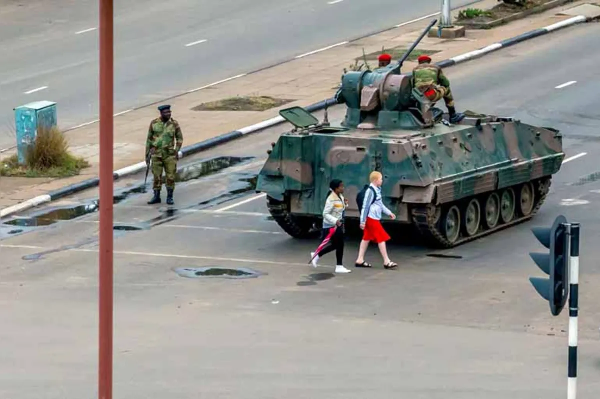 Militares negam que tenha havido um golpe de estado, mas veículos blindados começaram a se instalar nas entradas da capital, Harare