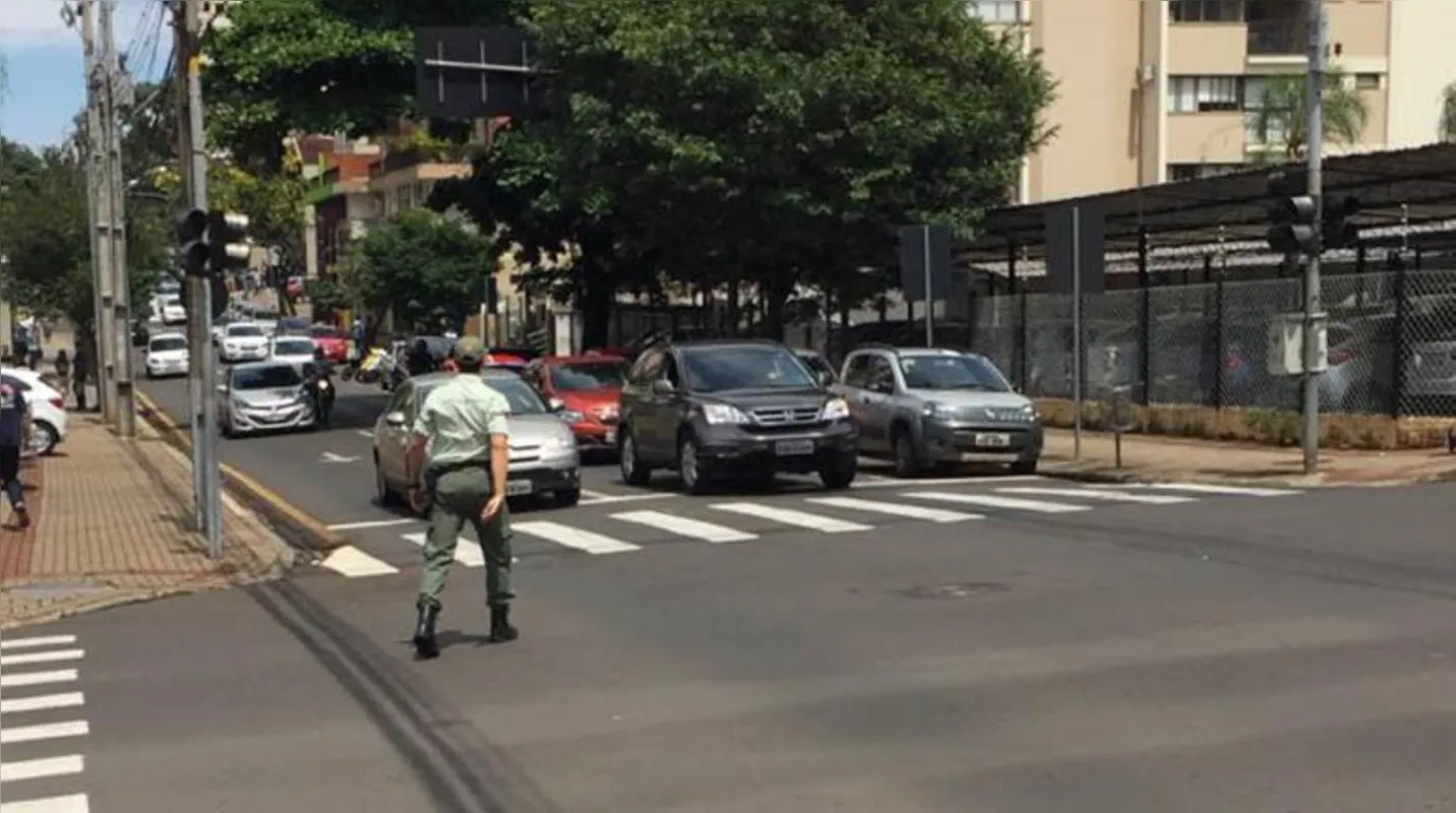 Agente de trânsito trabalhando no cruzamento da rua João Cândido com a Goiás