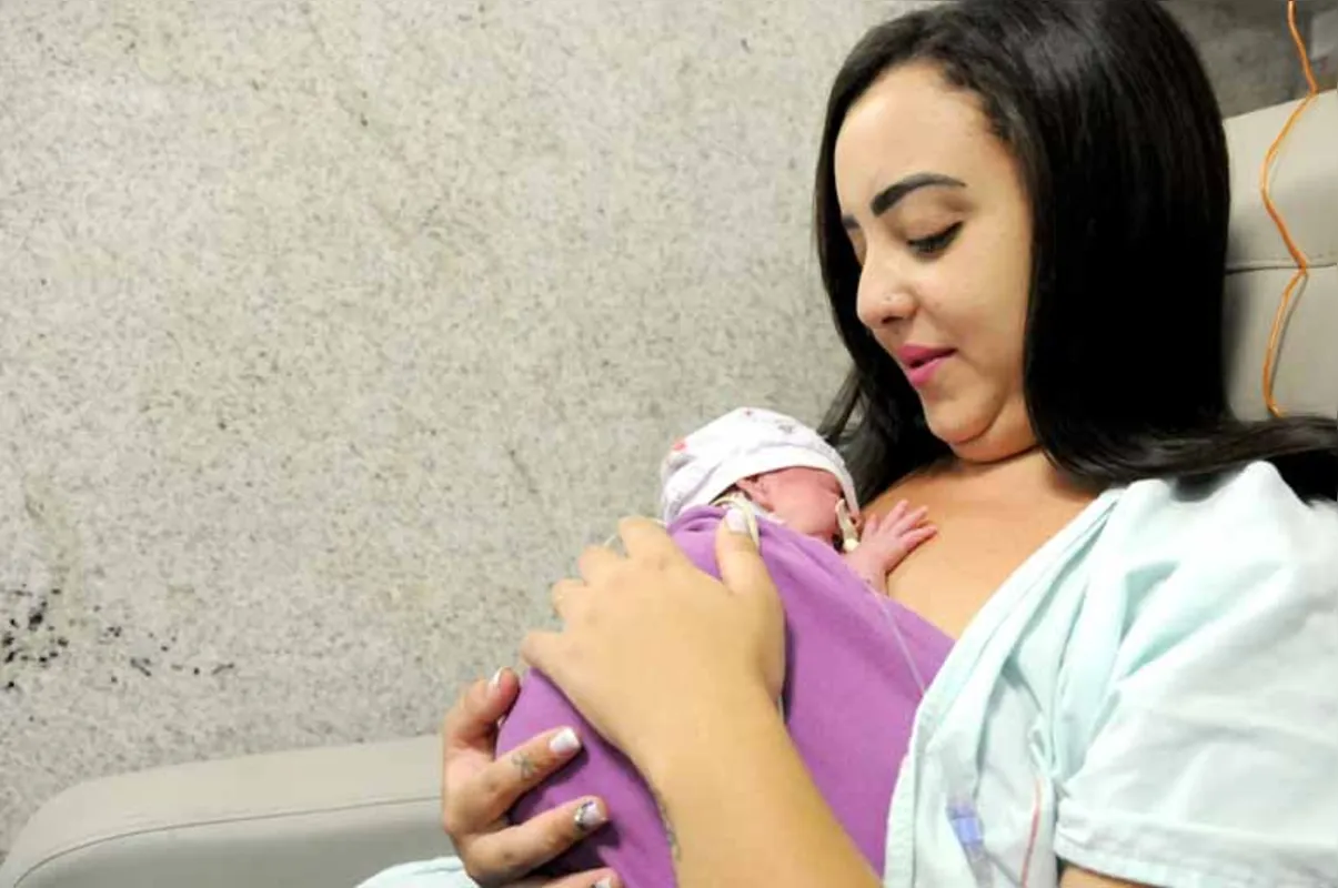 Bianca Cavalaro não sai de perto da filha Eloah, que nasceu com 26 semanas, pesando 890 gramas; sete semanas depois, já está com 1,6 quilo e respira sem equipamentos