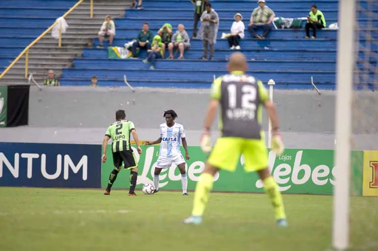 Fernando Leal, goleiro reserva do América-MG, também fechou o gol e impediu que o Londrina chegasse à vitória