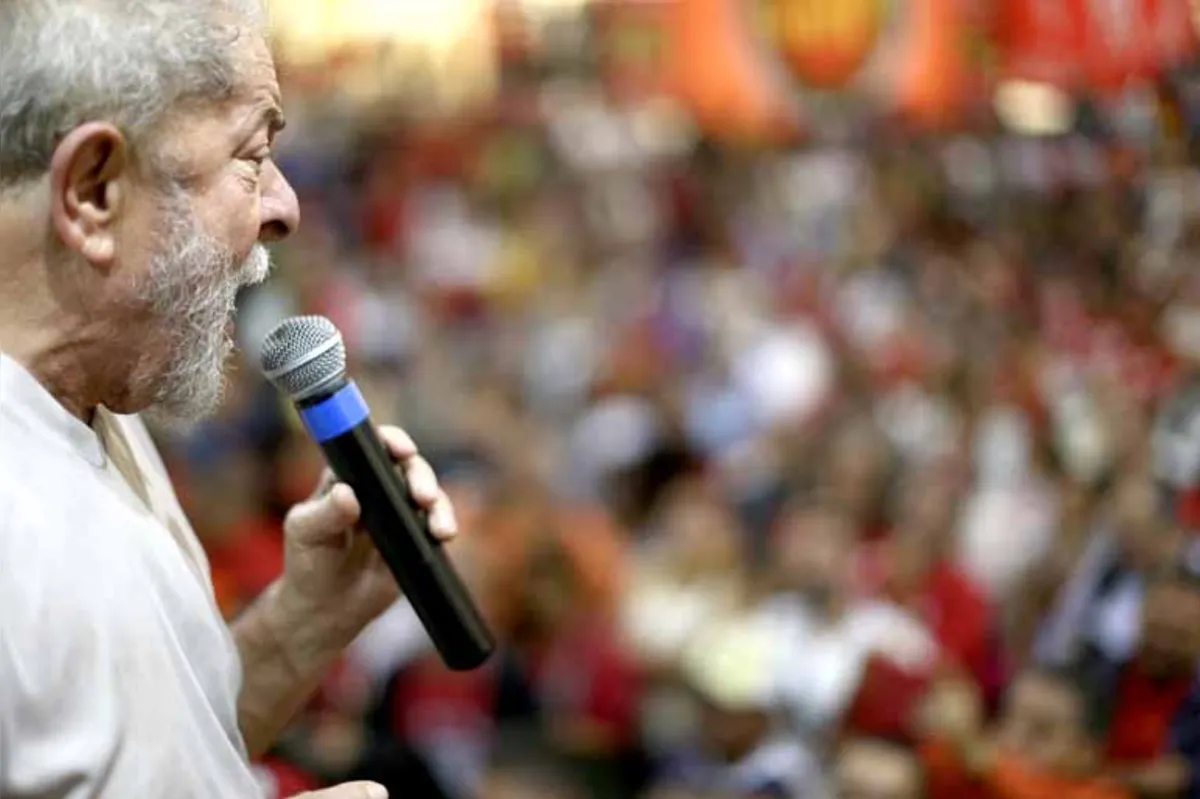 "Se tem político com rabo preso por causa do que a (Operação) Lava Jato está fazendo, eu não tenho rabo para prender", garantiu Lula