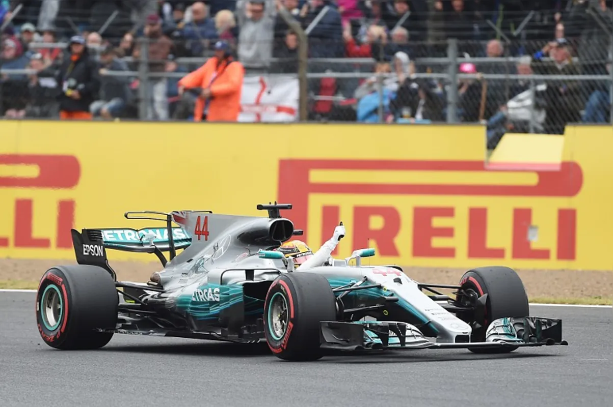 Imagem ilustrativa da imagem Campeão de 2017, Hamilton tem recepção calorosa na fábrica da Mercedes