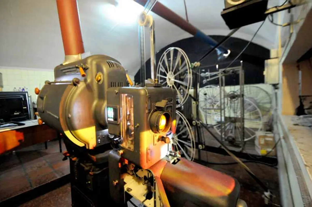 Projetor analógico do Cine Com-Tour é o mesmo que era utilizado no Ouro Verde desde 1952; com o avanço da tecnologia, o equipamento precisa ser trocado para viabilizar a exibição de filmes no local