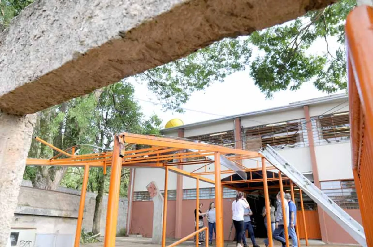 Escola Municipal San Izidro foi interditada: danos nos portões e no telhado