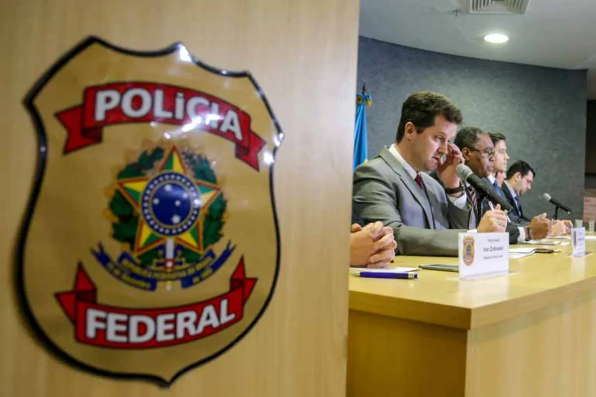 O delegado da PF, Igor Romário de Paula, durante coletiva em Curitiba: investigação apura quanto foi repassado ao PT e quais os políticos envolvidos