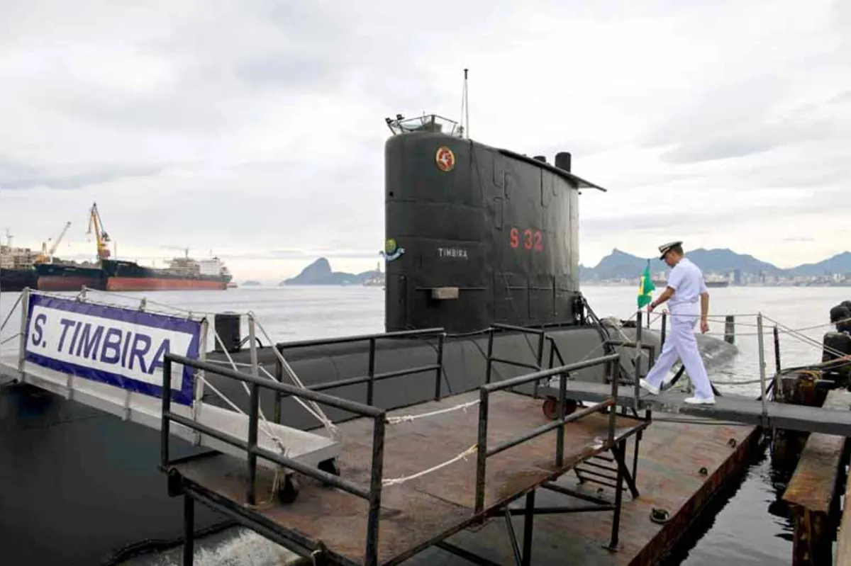 Capitão José Americo Alexandre Dias no submarino brasileiro Timbira, que participa da missão de busca internacional