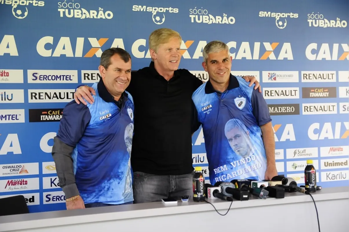 Imagem ilustrativa da imagem Tencati confirma saída e Londrina anuncia Ricardinho para 2018