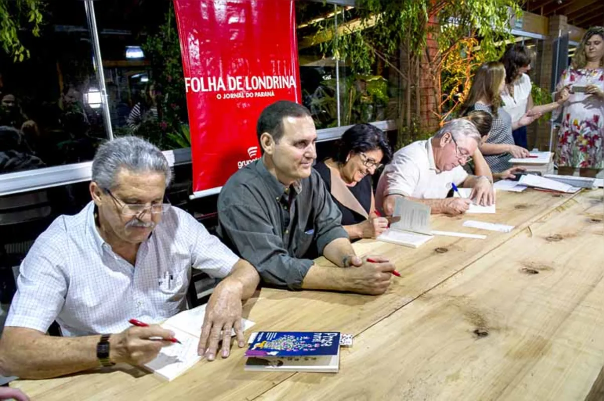 Durante a festa de lançamento os autores das crônicas do Prosa Rural autografaram os livros