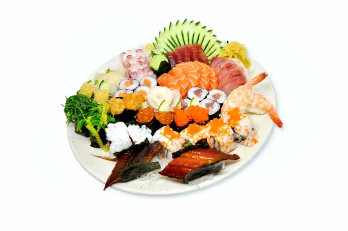 Combinado Especial do Chef: diversidade saborosa de sushis, niguiris, hossomakis e uramakis