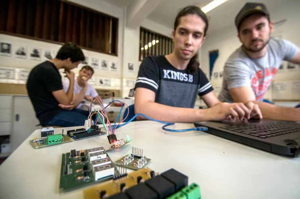 Oficinas para alunos de escolas públicas são monitoradas por graduandos de engenharia elétrica