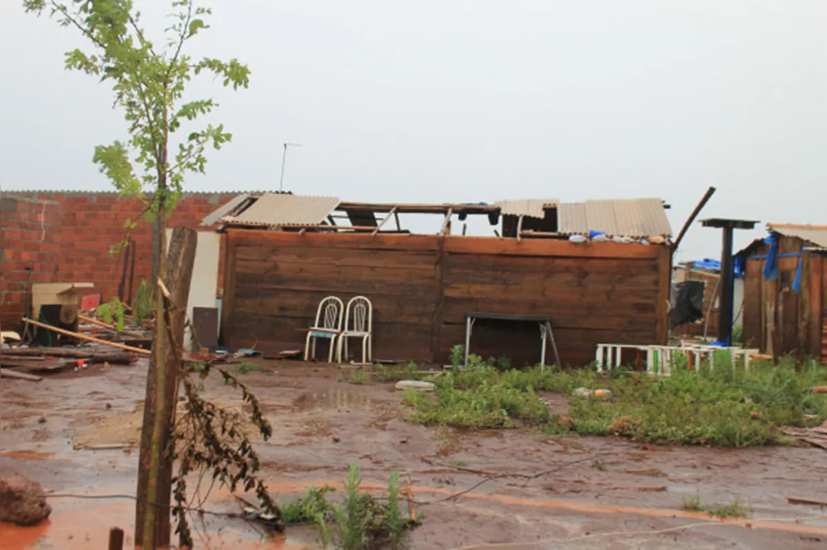 Imagem ilustrativa da imagem Tempestade destelha casas, derruba postes e árvores em Tamarana; prefeitura levanta estragos