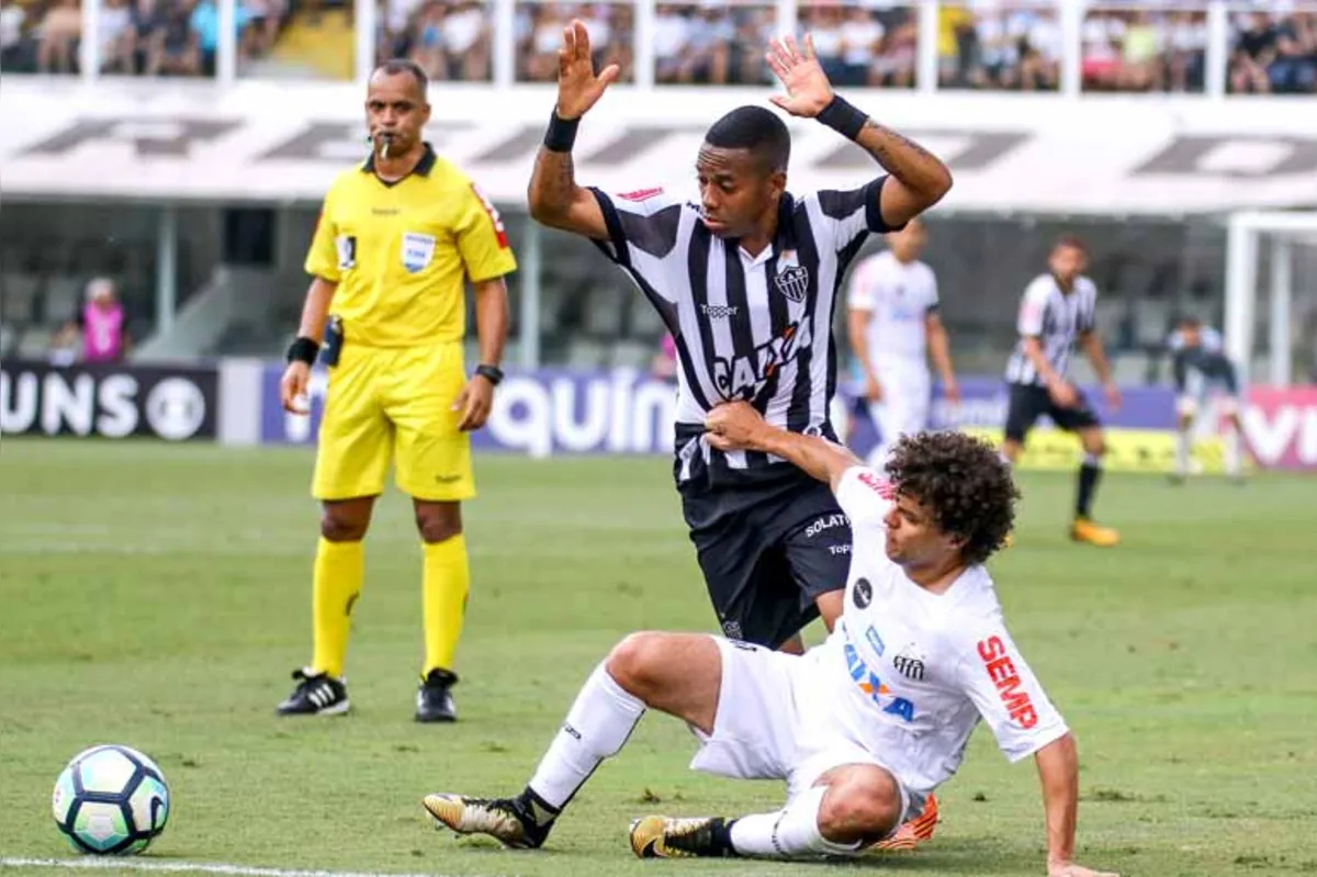 Robinho disputa o lance com o lateral-direito Victor Ferraz: Peixe vence na Vila e segue na cola do líder Corinthians