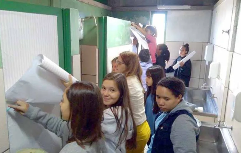Alunos da professora Valdirene Aparecida da Silva, de Cambé, limparam frases ofensivas das paredes, banheiros e carteiras, tudo foi substituído por poemas e desenhos