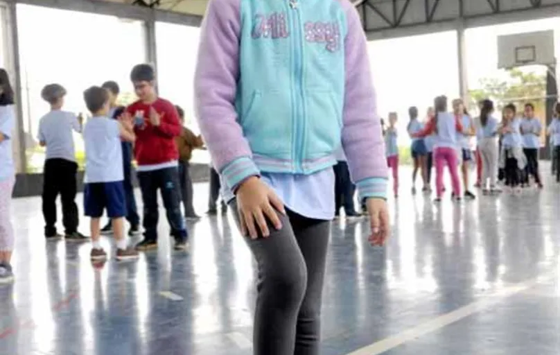 Ana Clara Fonseca Ananias, que está no 1º ano, aprendeu a jogar futsal nas atividades de contraturno