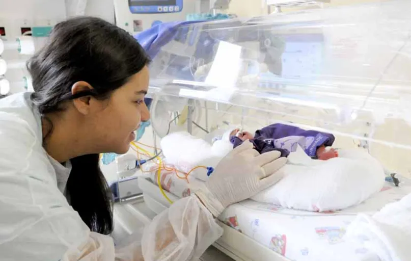 Ana Carolina Rocha dos Santos observa a filha Maria Clara, que nasceu com 768 gramas: "Ouvir outras histórias de pessoas que já passaram por isso dá mais ânimo"