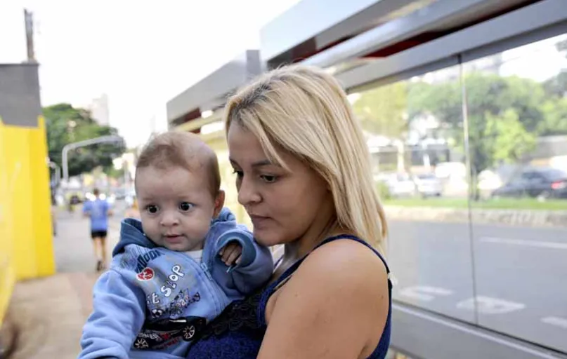 Beatriz Caroline Rodrigues Pinto com o filho Rhyan: "Parei de estudar por causa da maternidade e hoje vim para fazer a prova"