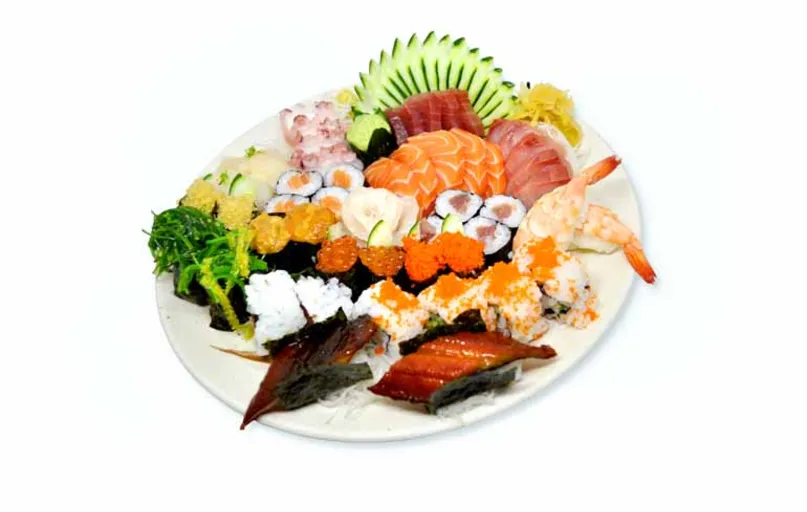 Combinado Especial do Chef: diversidade saborosa de sushis, niguiris, hossomakis e uramakis