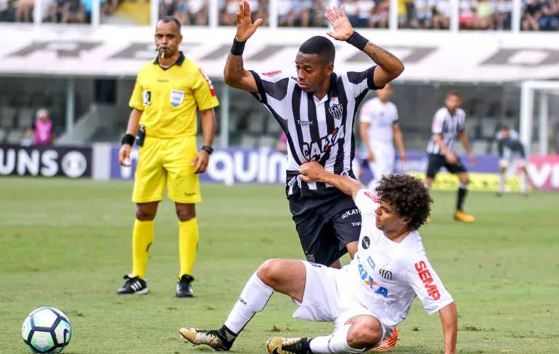Robinho disputa o lance com o lateral-direito Victor Ferraz: Peixe vence na Vila e segue na cola do líder Corinthians