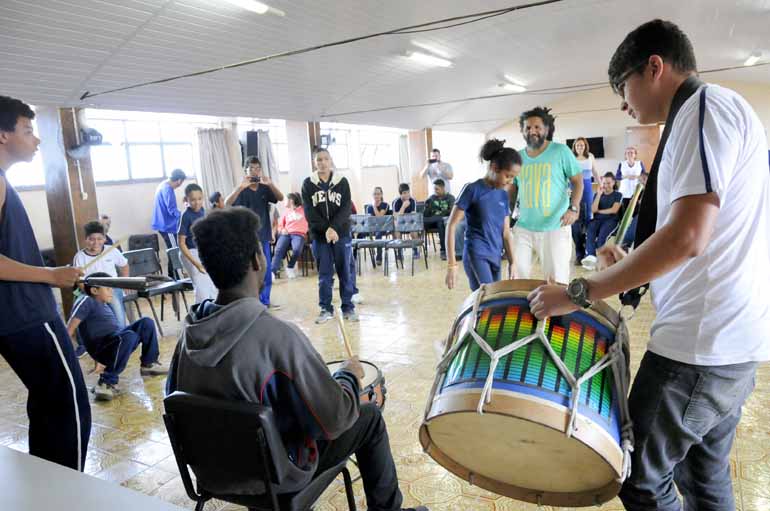 Por meio de um sistema conhecido como "MusiLibras", educador musical Irton Silva ensinou o alfabeto dos sons no Iles