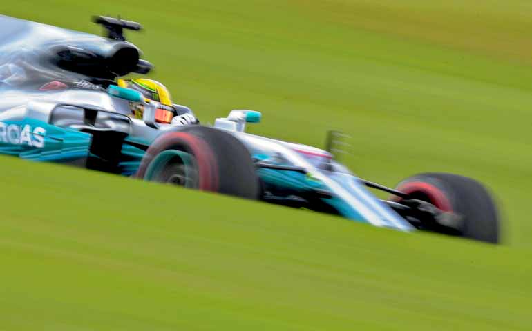 Carl de Souza/AFP - O campeão Lewis Hamilton bateu seguidas vezes o recorde da pista paulistana nos treinos livres de sexta-feira para o GP do Brasil Carl de Souza/AFP - O campeão Lewis Hamilton bateu seguidas vezes o recorde da pista paulistana nos treinos livres de sexta-feira para o GP do Brasil