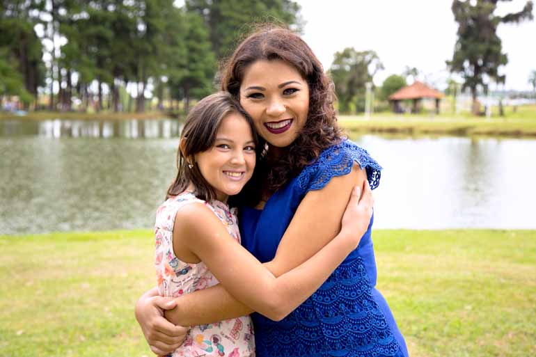 Graziela de Camargo, de Curitiba, com a filha Erica, de Cascavel: "Quando a gente fez o cadastro já sabia que poderia aparecer uma criança em outra cidade"
